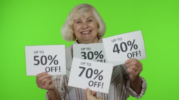 Grand-mère montrant pourcentage de vente rabais bannières d'inscriptions publicitaires. Concept Black Friday — Video