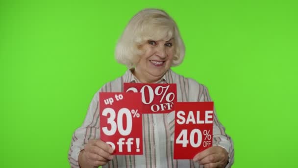 Abuela mostrando venta por ciento descuentos publicidad inscripciones banners. Concepto Viernes Negro — Vídeos de Stock