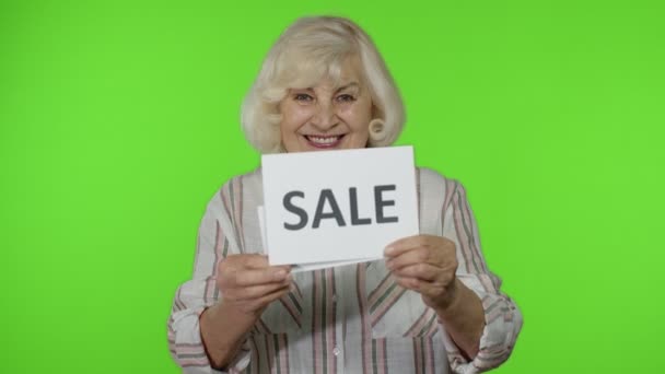 Babička ukazuje prodej slovo a nápis Black Friday reklamní transparenty, radostné sleva