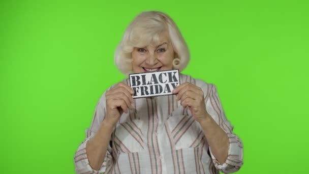 Grands rabais pour les grands-parents. Femme grand-mère âgée montrant la bannière d'inscription Black Friday — Video