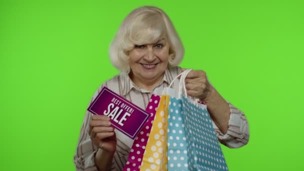 Grand-mère aînée montrant la meilleure offre Vente inscription du panier, se réjouissant bon escompte — Video