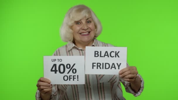 Senior grootmoeder tonen Black Friday, 40 Procent Off korting advertentie inscripties — Stockvideo