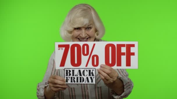 Nenek menunjukkan pada Black Friday dan Up To 70 Percent Off iklan harga belanja diskon — Stok Video