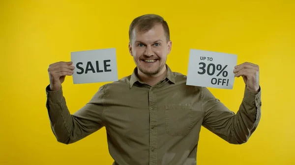 Homme attrayant montrant le mot de vente et montrant jusqu'à 30 pour cent Off inscription. Concept Black Friday — Photo