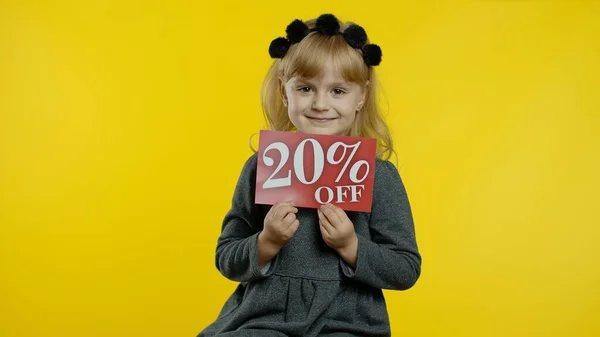 Yazıt tabelasında yüzde 20 indirim gösteren kız çocuğu, çevrimiçi alışveriş satışları için sevindirici indirimler.