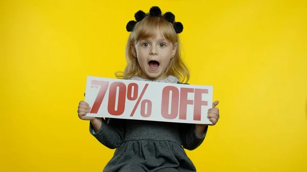 Kind meisje tonen tot 70 procent Off inscriptie, verheugen kortingen voor online winkelen verkopen — Stockfoto