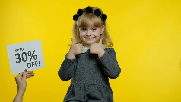 Abonnement-Werberabatt Bis zu 30 Prozent Rabatt neben lächelndem Schulmädchen — Stockfoto