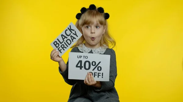 Mädchen zeigt Black Friday und bis zu 40 Prozent Rabatt auf Werbebanner. Niedrige Preise, Einkaufen — Stockfoto