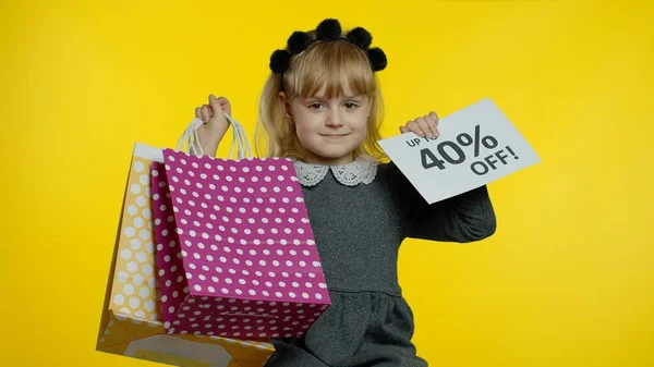 Aluno menina com sacos de compras mostrando até 40 por cento Fora anúncio de texto banner. Venda de férias — Fotografia de Stock