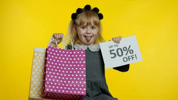 学生女孩与购物袋显示多达50%的折扣横幅文字广告。假日销售 — 图库照片