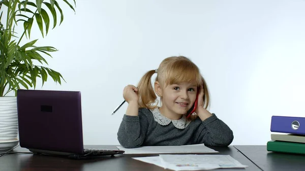 Divertido niño niña jefe gerente emocionalmente hablando en el teléfono móvil, sentado en la mesa de la computadora —  Fotos de Stock
