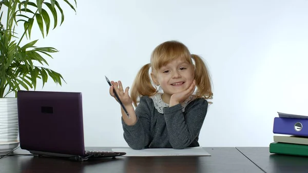 Regreso a la escuela, aprendizaje en línea, lección a distancia, educación en el hogar, tecnología para niños en edad escolar —  Fotos de Stock