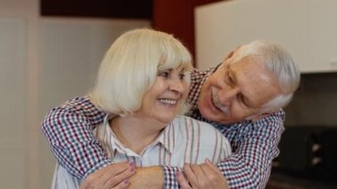 Son sınıf aile çifti Coronavirus kilitlenirken kameraya bakıp gülüyor, sarılıyor.