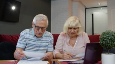 Üst düzey yaşlı çift, ödenmemiş banka borçları ve çek giderleri hakkında tartıştıklarını vurguladı.