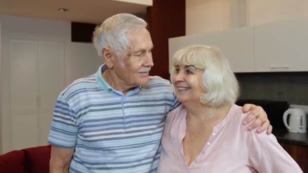 Pareja de ancianos abrazándose, riendo, sonriendo mirando a la cámara durante el bloqueo del coronavirus — Vídeo de stock