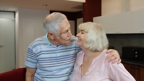 Coppia di anziani pensionati nonni marito e moglie volti felici abbracciando a casa, abbracciando, ridendo — Video Stock