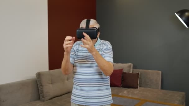 Hombre mayor feliz usando gafas de auriculares de realidad virtual, tratando de tocar algo, viendo video 3D — Vídeos de Stock