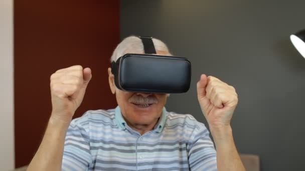 Gelukkig senior man met behulp van virtual reality headset bril, proberen om iets aan te raken, kijken naar 3D-video — Stockvideo