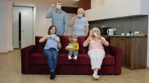 Karanténní uzamčení covid-19 coronavirus přes koncept. Rodina si doma sundává masky. — Stock video