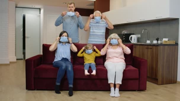 Concepto de bloqueo de cuarentena por Coronavirus. Familia pone máscaras de protección médica en las caras en casa — Vídeo de stock