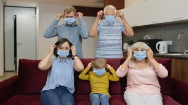 Coronavirus karantina konsepti. Aile, evde tıbbi koruyucu maskeler takar.