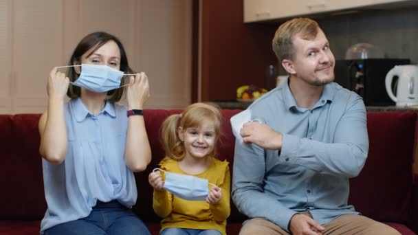 Karanténní uzamčení covid-19 coronavirus přes koncept. Rodina si doma sundává masky. — Stock video