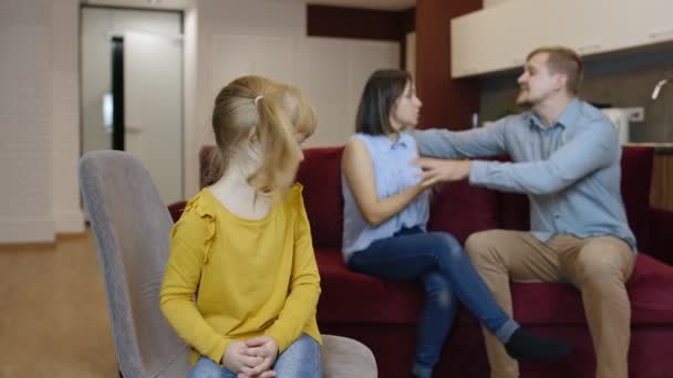 Barn flicka unge lider och gråter av gräl mellan föräldrar i familjen. Konflikt, kris — Stockvideo