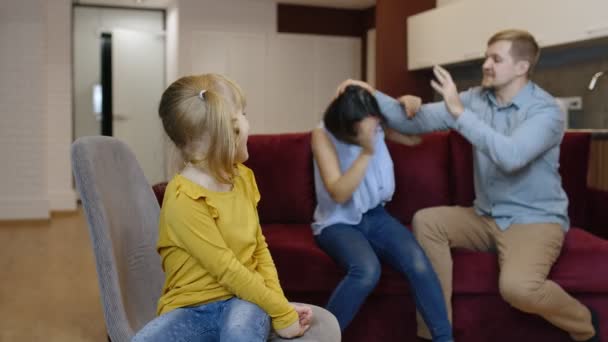 Das kleine Mädchen leidet und weint unter Streitigkeiten zwischen Eltern in der Familie. Konflikte, Probleme — Stockvideo