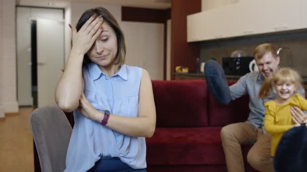 Unavený depresivní mladá běloška matka žena cítí velmi otrávený aktivní otec a dcera dítě — Stock video
