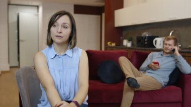 Cep telefonuyla çalışan, sosyal ağda sohbet eden bağımlı bir koca. Zaman yok, karıma aldırma.