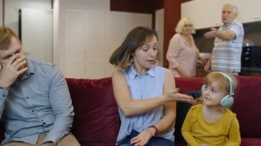 Karı koca evde kavga ediyor, kadın ve erkek birbirine bağırıyor. Çocuğun dikkatini dağıtmaya çalış.