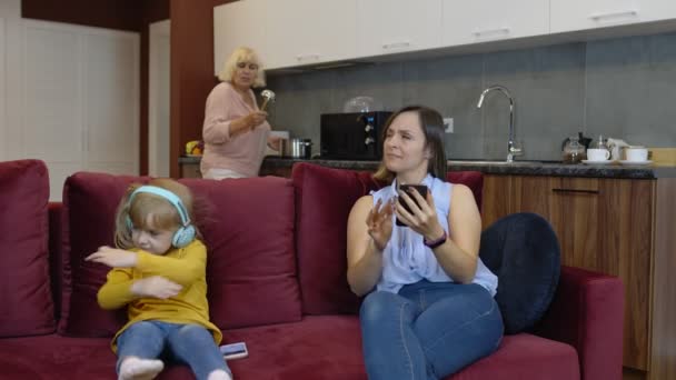 Stressad gammal äldre förälder svärmor ropar på unga vuxna svärdotter. Be om hjälp — Stockvideo