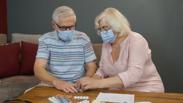 Yaşlı çift büyükbaba ve büyükanne dijital nabız oksimetresiyle oksijen doygunluğunu izliyorlar. — Stok video