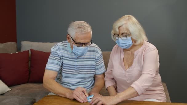 Дедушка и бабушка пожилой пары отслеживают насыщение кислородом цифровым пульсометром — стоковое видео