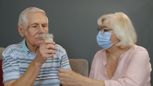 Coppia anziana nonno e nonna monitoraggio saturazione di ossigeno. Dispositivo respiratorio per respirare — Video Stock