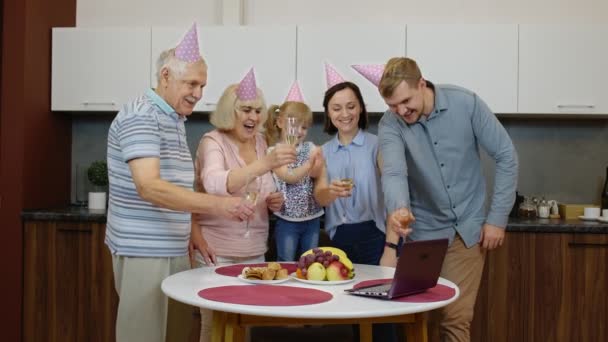 Счастливая семья делает день рождения сюрпризом, отправляя поздравления онлайн с ноутбуком во время коронавируса — стоковое видео