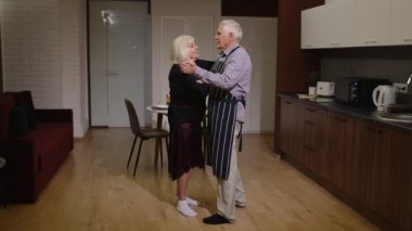 Son sınıf aşıkları romantik bir akşam geçiriyorlar, mutfakta dans ediyorlar, yıldönümlerini kutluyorlar.