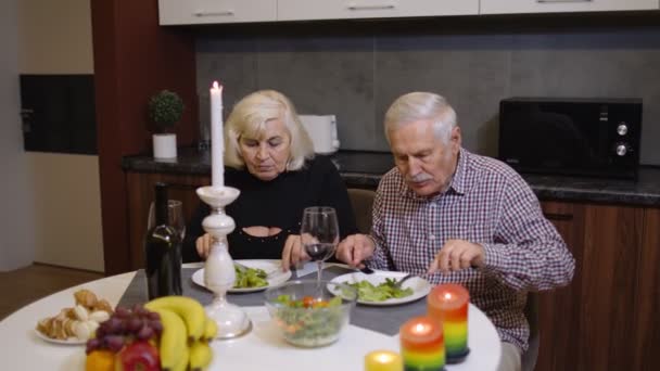 남편과 아내는 와인과 낭만적 인 저녁을 보낸다. 사랑으로 기뻐하는 연로 한 부부 — 비디오