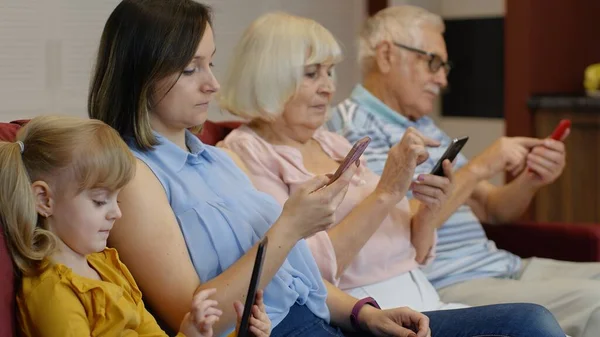 Süchtig nach Gadgets Familie mit Handy, Tablet, Laptop ignorieren einander zu Hause — Stockfoto