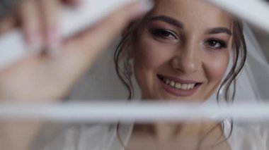 Gelinlik giymiş, gelinliği askıda. Beyaz erkek elbisesi. Gecelikli kadın, peçeli.