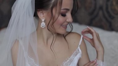 Beyaz elbiseli, peçeli ve ipek bornozlu gelin. Törenden önce düğün hazırlıkları