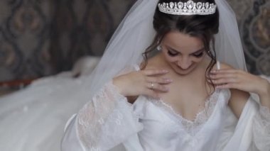 Beyaz elbiseli, peçeli ve ipek bornozlu gelin. Törenden önce düğün hazırlıkları