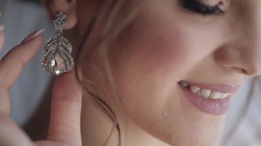 Yatak odası elbiseli gelin küpe takıyor. Düğün sabahı hazırlıkları. Gece elbisesi ve peçeli kadın.