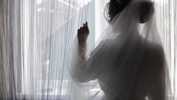 Hermosa y encantadora novia en vestido de noche y velo. Preparación de boda mañana — Vídeos de Stock