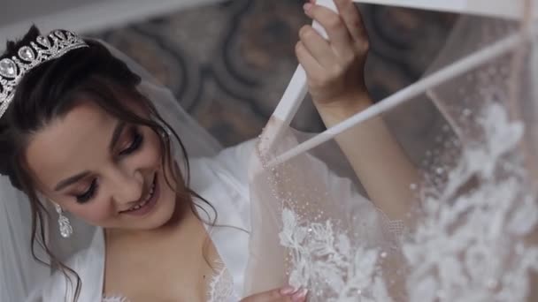 Braut in Dessous mit ihrem Brautkleid. Weißes Boudoir-Kleid. Frau in Nachthemd und Schleier — Stockvideo