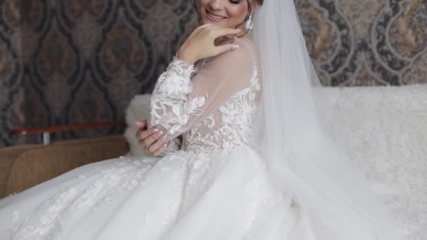 Прекрасна, мила наречена у весільній розкішній сукні та вуалі. Досить розкішна жінка — стокове відео