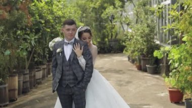 Yeni evliler. Gelin ile beyaz damat parkta yürüyor, sarılıyor, sarılıyor. Düğün çifti