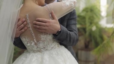 Yeni evliler. Beyaz damat ve gelin parkta yürüyor. Düğün çifti. Aşık bir adam ve kadın