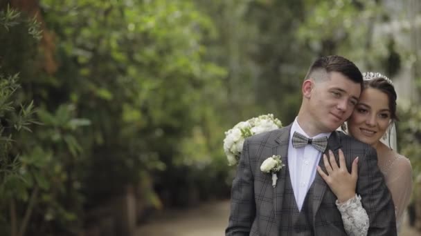 Sposi novelli. Sposo caucasico con sposa insieme in parco. Matrimonio. Uomo e donna innamorati — Video Stock