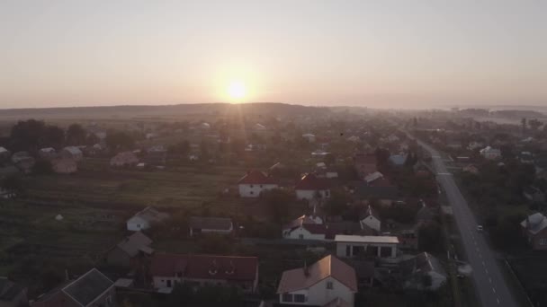 Luchtdrone uitzicht over het oude dorp bij zonsopgang. Slikt vogels die vliegen. Luchtcamera vogelperspectief — Stockvideo